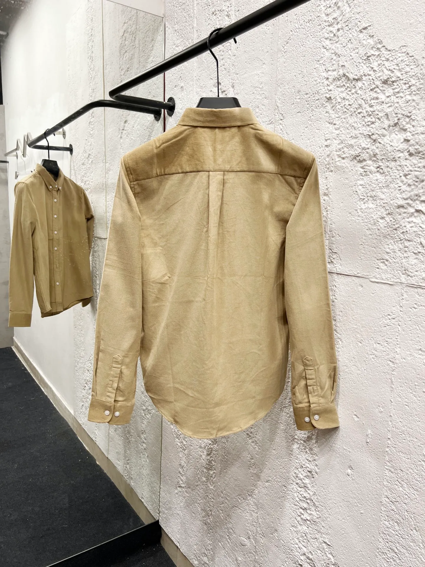 🅿️250 Style number: T61 pure cotton corduroy shirt, black, navy, white, khaki, four colors Size: M (110-125 pounds) L (125-140 pounds) XL (140-155 pounds) 2XL (155-170 pounds) Color: Khaki